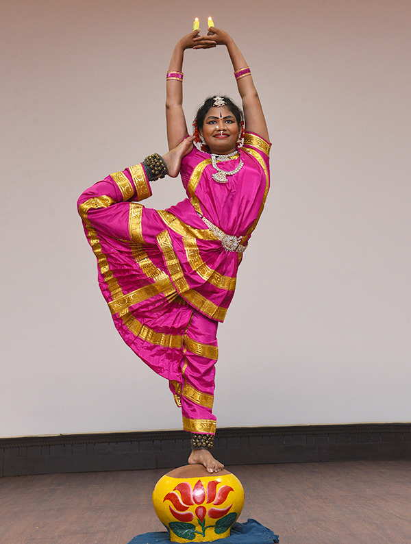 Indian Classical Dance Kuchipudi and Bharatanatyam | Bharatanatyam poses, Bharatanatyam  dancer, Bharatanatyam costume